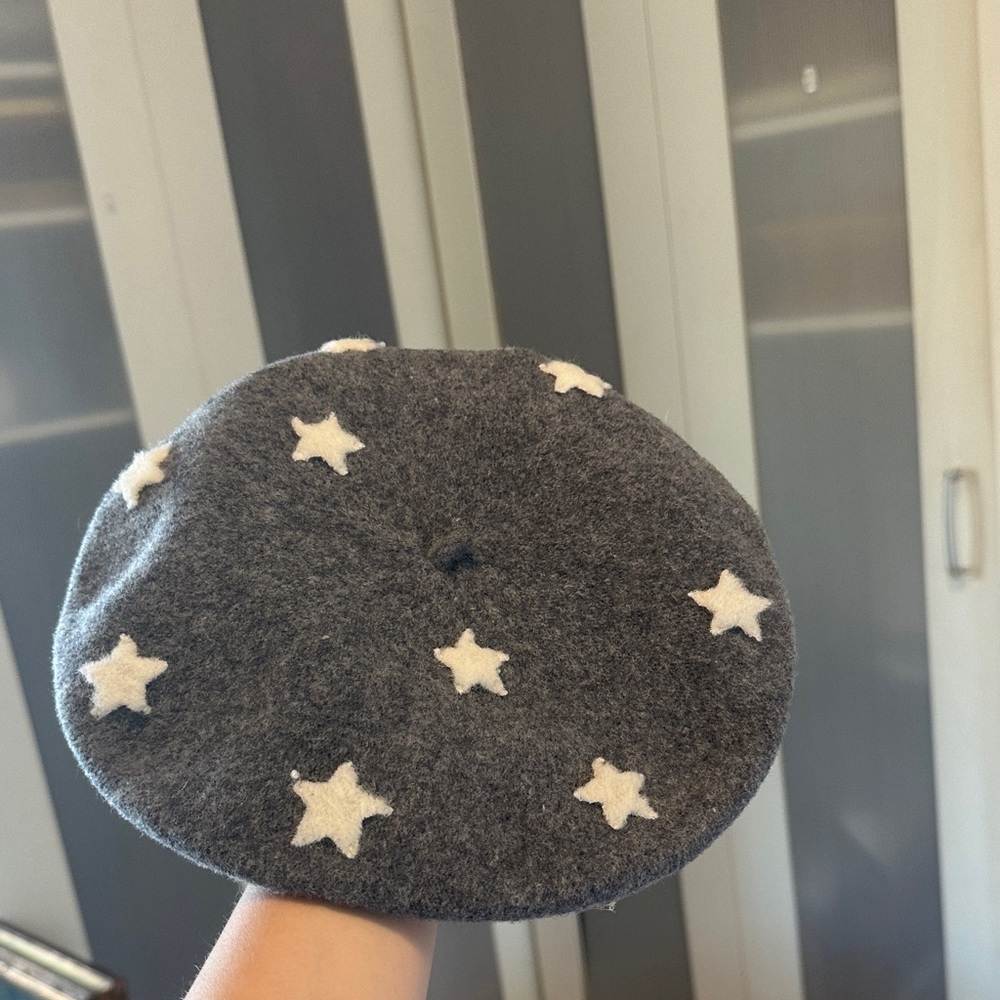 NWT Helene berman Gray Star Patterned Beret